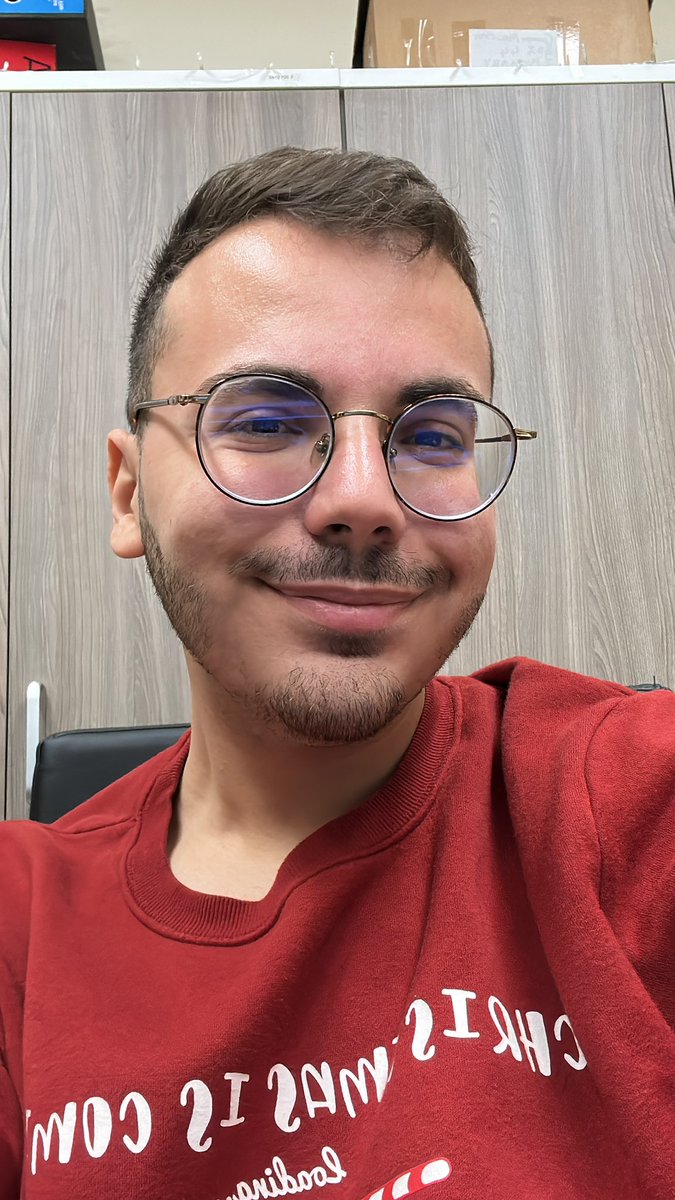 itsjakeey09's tweet photo. Havent tweeted in a while 
 Hi bitches x https://t.co/HhWH2qMZAO