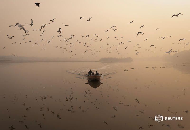 The Wider Image: A smoky haze hangs over India's northern plains and its capital, New Delhi, every year as winter sets in, raising fears for the health of many millions of people as authorities order fixes that do little to clear the air reut.rs/3hmQHMg 📷 <a href="/adnanabidi/">Adnan Abidi</a>