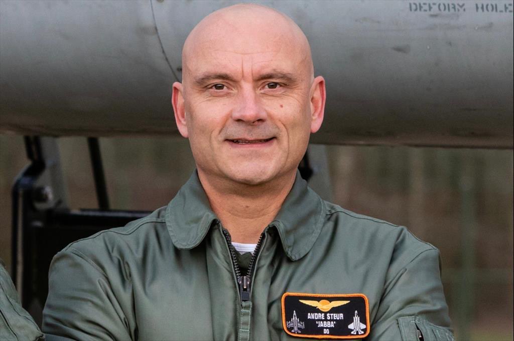 Kon_Luchtmacht's tweet photo. Generaal-majoor André Steur wordt medio april 2023 de nieuwe Commandant Luchtstrijdkrachten (C-LSK). Steur neemt de taken over van luitenant-generaal Dennis Luyt, die met functioneel leeftijdsontslag gaat. Gefeliciteerd @andresteur! #CLSK @dennisluyt https://t.co/eEsKFugGjf