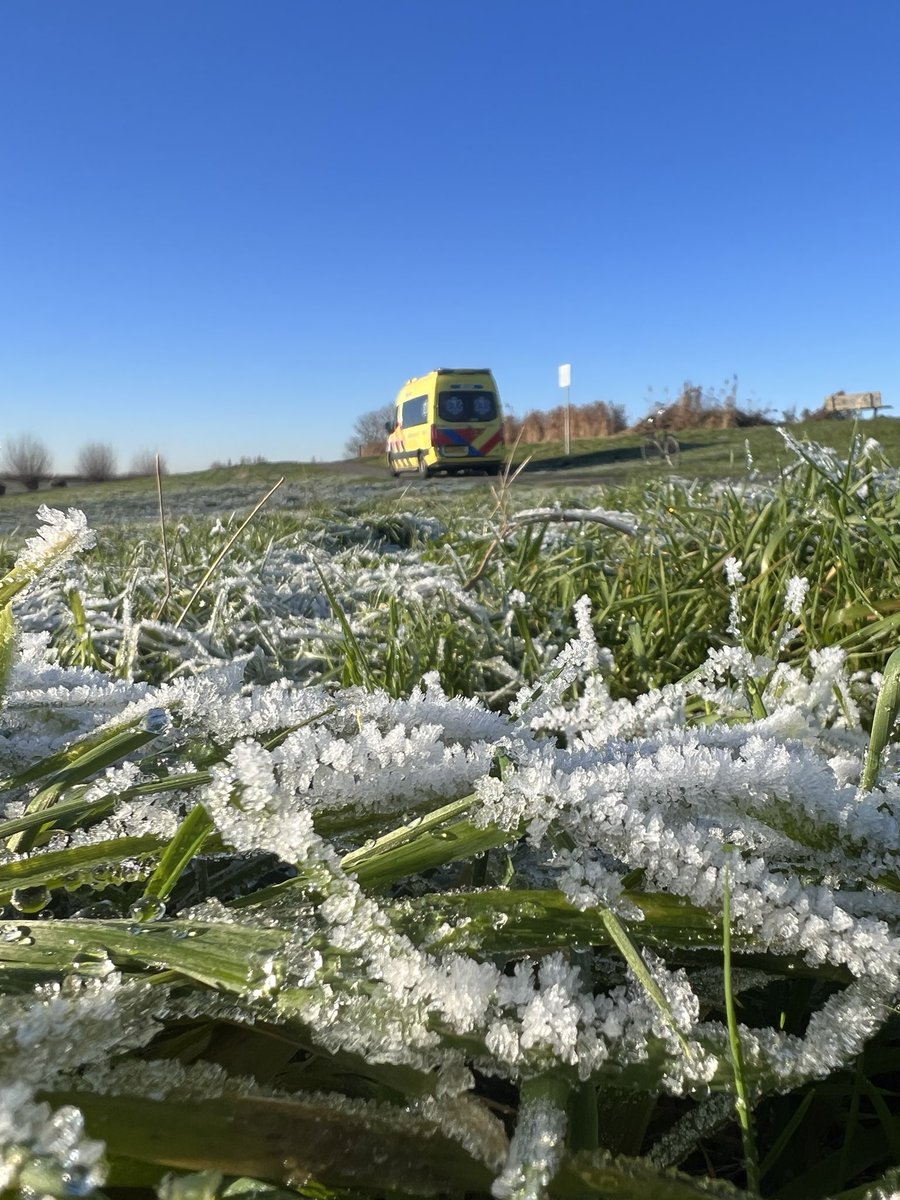 Woubrugge - Fietser onwel, nagekeken door het ambulancepersoneel en bleek gelukkig mee te vallen.