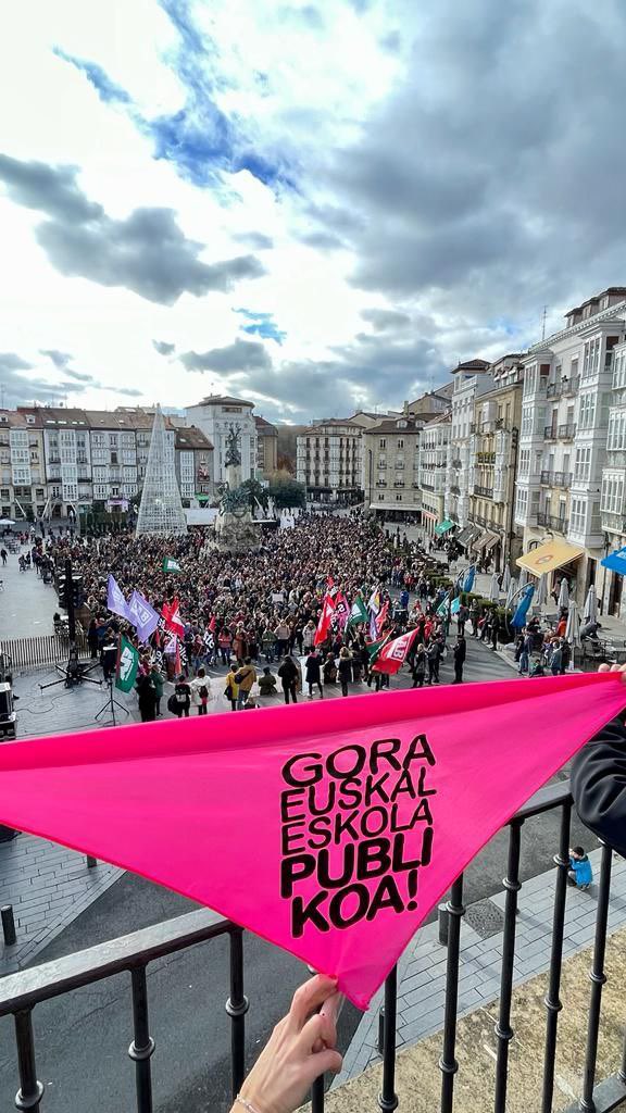 Eskola_Publikoa's tweet photo. Gora Euskal Eskola Publikoa! ✊🏽 https://t.co/zhSL7R6BUq