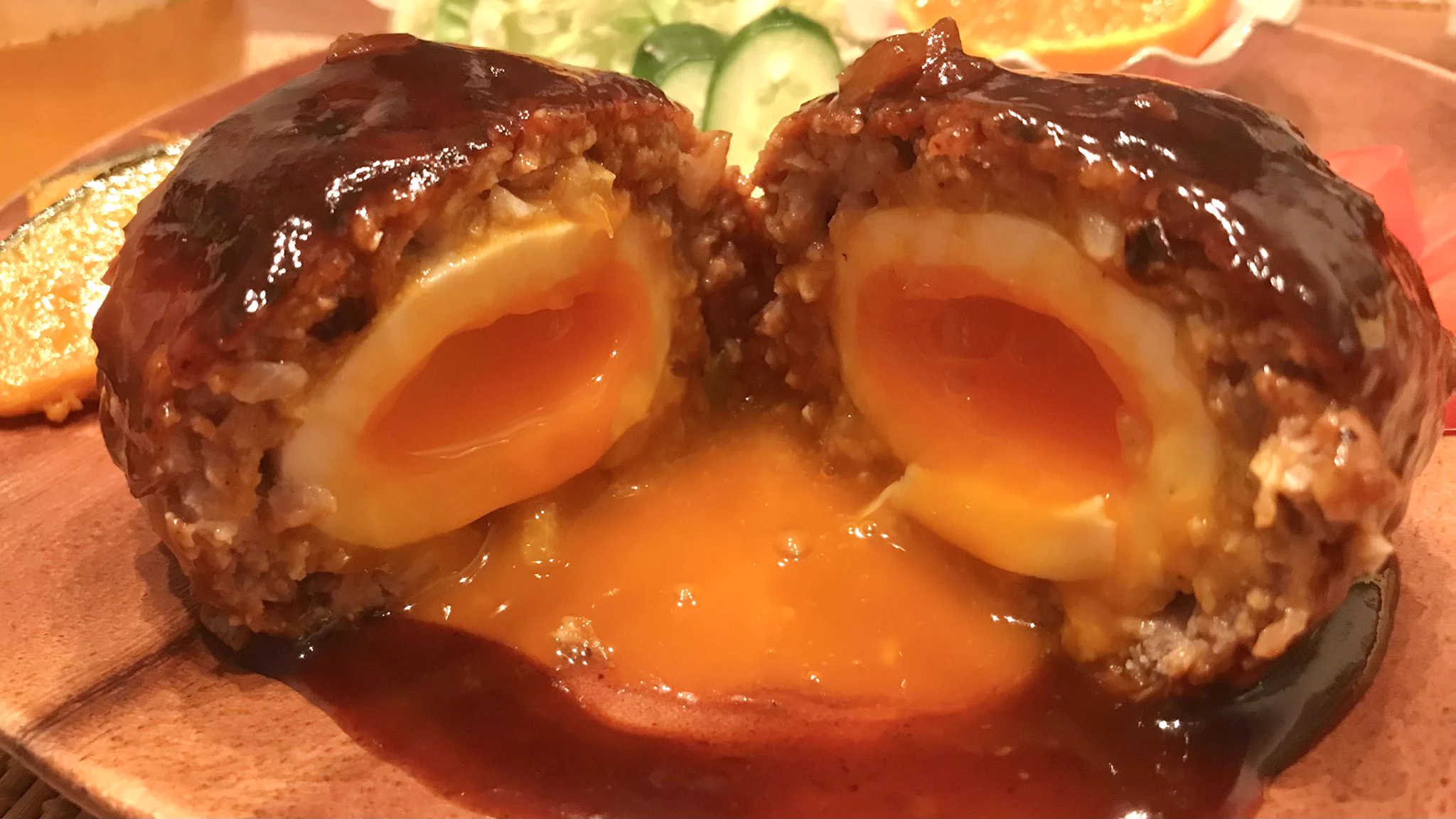 割った瞬間笑顔になれる♪『ゆで卵とろ～りハンバーグ』