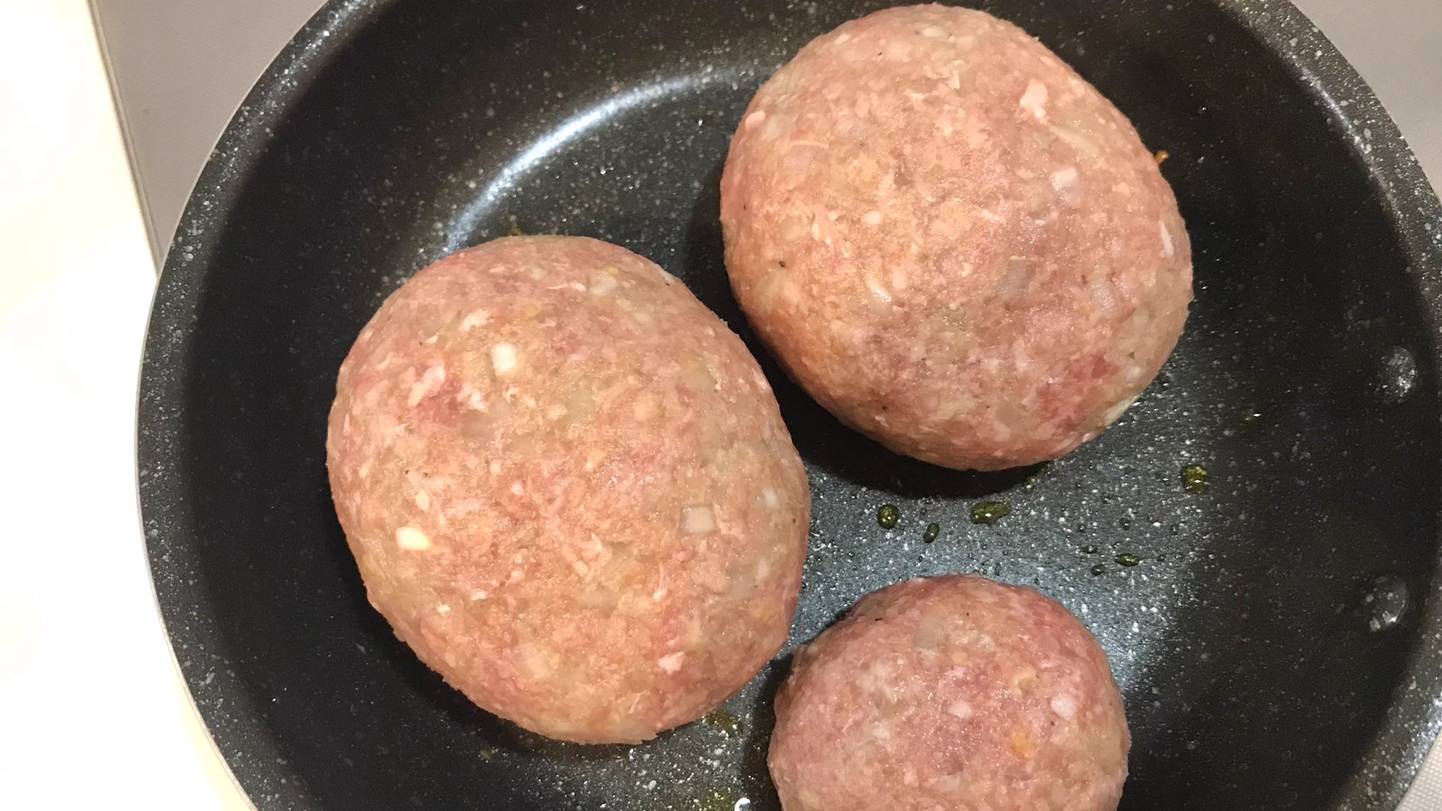 割った瞬間笑顔になれる♪『ゆで卵とろ～りハンバーグ』