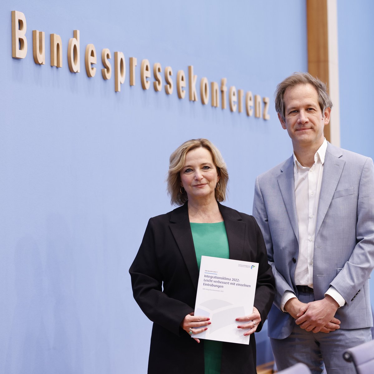 SVR_Migration's tweet photo. 🔔 Es geht los! Die SVR-Vorsitzende Prof. Petra Bendel @UniFAU und SVR-Mitglied Prof. Marc Helbling @MZESUniMannheim stellen das SVR-#Integrationsbarometer 2022 in der #BPK vor. @BMI_Bund @IntegrationBund https://t.co/nnKL3OH8CR