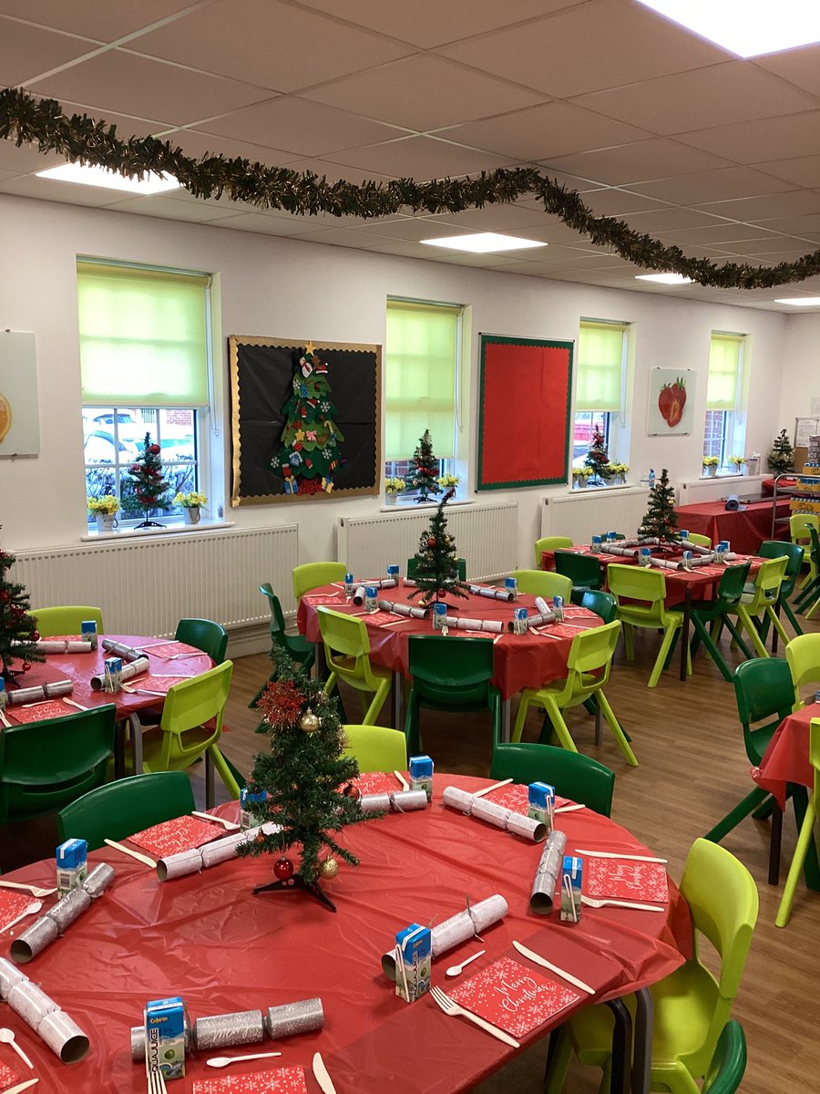 Our dining room is looking very festive, ready for our Christmas dinner later! 🎄 🎅