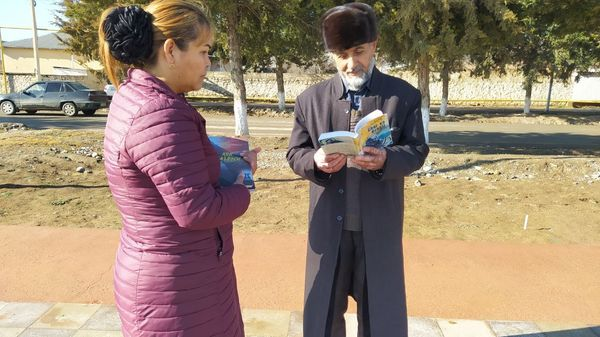 TumanAkm's tweet photo. #Kitobxon yurtning_iqboli porloq bo`ladi
📚 Boysun tuman Axborot-kutubxona markazining k`ochma kutubxonachisi To`rayeva Xurshida tomonidan "Yo`l-yo`lakay kitob o`qiymiz" loyihasi asosida kitobsevar aholimizga yo`l-yo`lakay kitoblar targ`ib etildi. https://t.co/tJH9XY7NIg