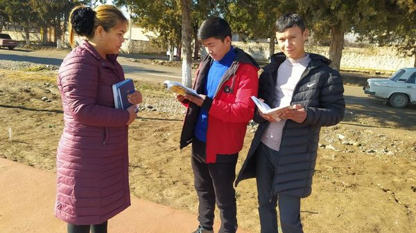 TumanAkm's tweet photo. #Kitobxon yurtning_iqboli porloq bo`ladi
📚 Boysun tuman Axborot-kutubxona markazining k`ochma kutubxonachisi To`rayeva Xurshida tomonidan "Yo`l-yo`lakay kitob o`qiymiz" loyihasi asosida kitobsevar aholimizga yo`l-yo`lakay kitoblar targ`ib etildi. https://t.co/tJH9XY7NIg