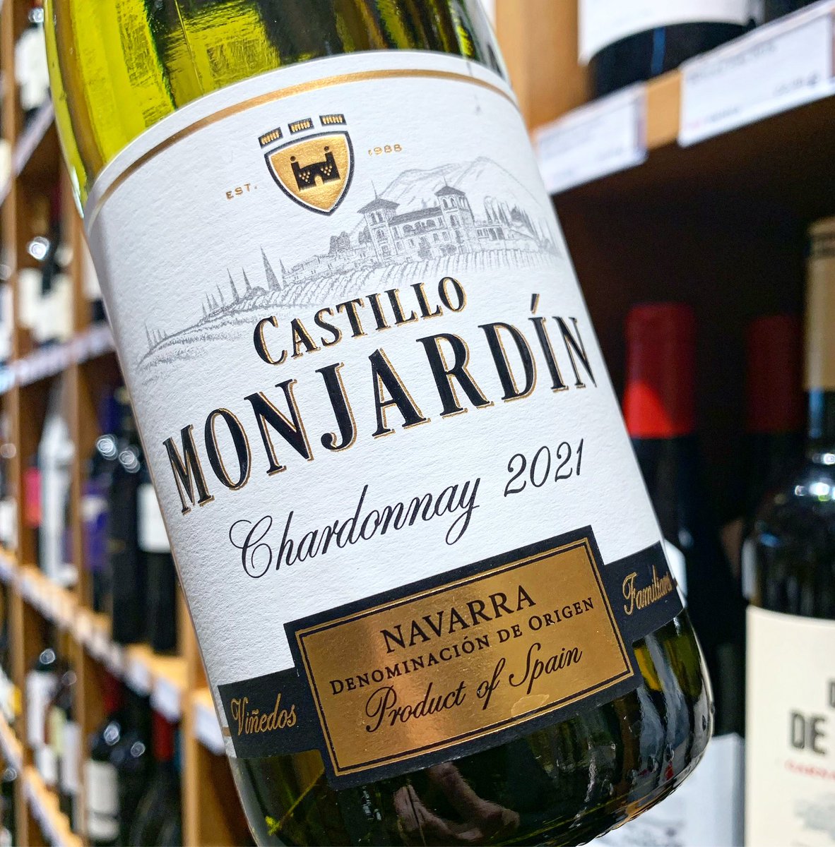🏰 Castillo Monjardín
🍷 Chardonnay 2021
🗺 #chardonnay 
🍇 #donavarra 

🎯 Viñedos a 650 m de altitud para conseguir un vino fresco, elegante y agradable