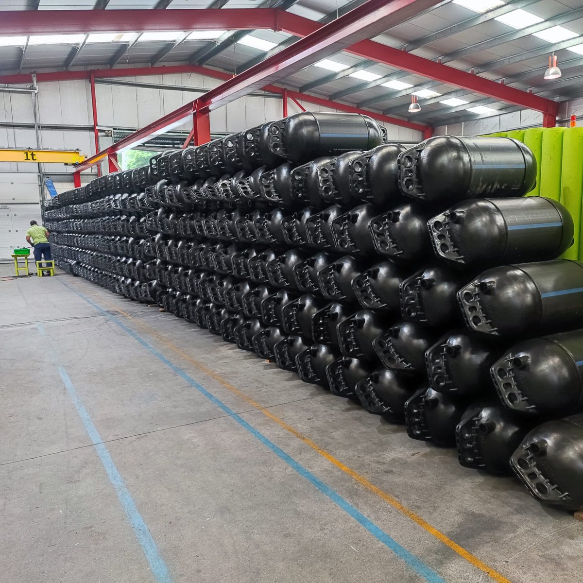 TepsaGPF's tweet photo. ES -Boyas de tubo presurizadas, diseñadas para el cultivo sumergido offshore.
EN - Pressurized tube floats. Designed for submerged offshore mussel longlines.
FR - Bouées tubulaires pressurisées, conçues pour la culture immergée offshore. #aquaculture #mussel #floats #buoys https://t.co/KCmAHz3xnX