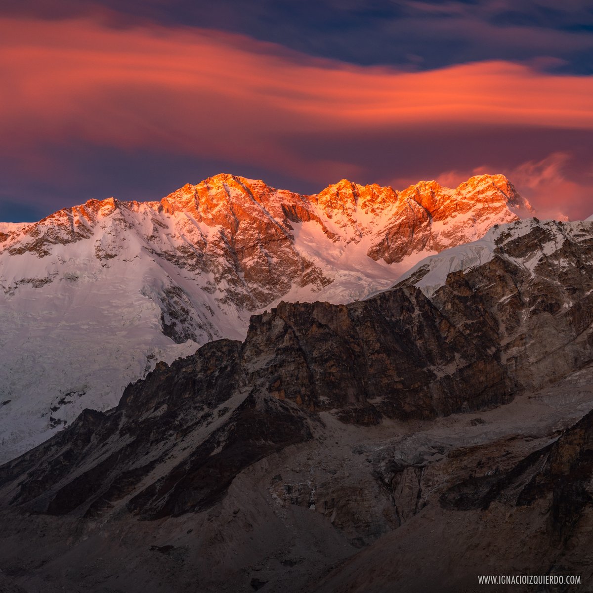Tres semanas caminando por el Himalaya nepalí para volverme con fotos como esta: El Kanchenjunga, el tercer pico más alto del mundo (8586 m.) enrojecido al atardecer. 

🏔️🇳🇵❤️