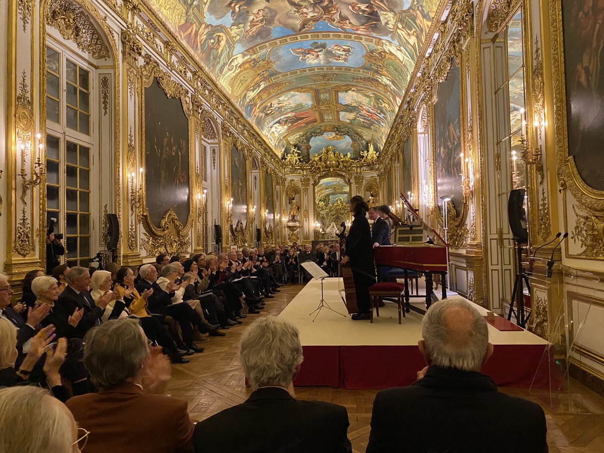 b_dumeige's tweet photo. Sublime concert des @EEpopees hier soir à la Banque de France, dans plus belle galeries baroque de Paris, hommage à l’ancien gouverneur J-C Trichet. Bonheur absolu que d’accompagner cette Cie lyrique #intelligencemusicale #dreamteam #stephanefuget @camillepoul #clairelefilliatre https://t.co/srpQ4S3UnS