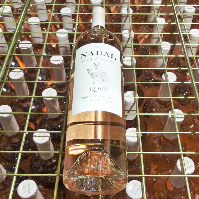 Ya tenemos embotellado #NabalRosé 2022, uno de los vinos más icónicos de #BodegasNabal que además estrena etiqueta. Un #vino de lágrima en el que se ensamblan a la perfección las variedades Tempranillo, Garnacha y Albillo mayor. Un año más, espectacular.