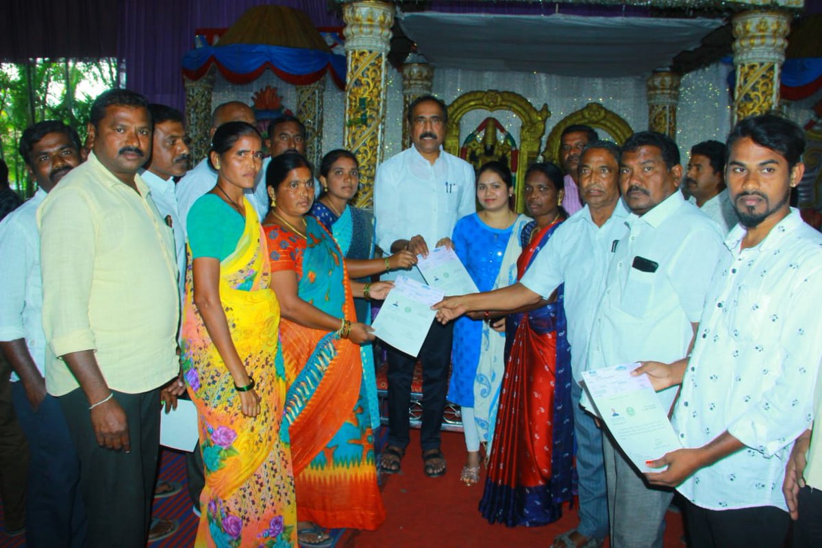 DrSanjayJagtial's tweet photo. రాయికల్ పట్టణ,మండలానికి చెందిన 45 మంది లబ్దిదారులకు సీఎం సహాయ నిధి ద్వారా మంజూరైన 15 లక్షల రూపాయల విలువగల చెక్కులను లబ్దిదారులకు రాయికల్ పట్టణ వర్తక సంఘం లో అందజేయటం జరిగింది.
@KTRTRS @RaoKavitha @Koppulaeshwar1 @trsharish @TelanganaCMO @MPsantoshtrs https://t.co/auXZDkKuHY