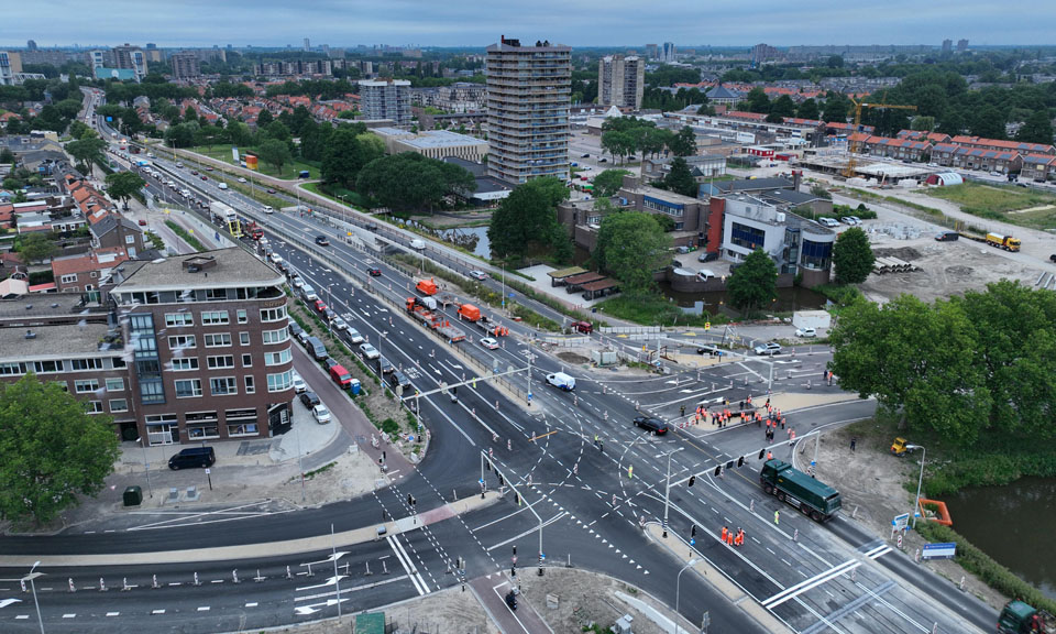 De werkzaamheden aan De Grote Kruising in <a href="/gemkadij/">Krimpen a/d IJssel</a> zijn zo goed als afgerond. In de nieuwe situatie kan het verkeer veel beter doorstromen. Ook zijn de fietspaden verbeterd. Die maken deel uit van de #doorfietsroute van <a href="/Krimpenerwaard/">Gemeente Krimpenerwaard</a> naar <a href="/rotterdam/">Gemeente Rotterdam</a>. bit.ly/3YlHhkQ