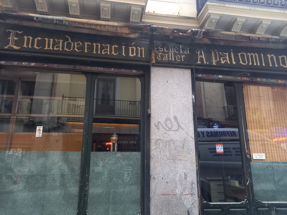 Siemamadencanto's tweet photo. #Buenosdias twitteros. Hoy os dejo la historia de uno de los #comercioscentenarios con más encanto de #Madrid, donde ambientarnos en el trabajo artesanal de la #encuadernacion en #Amillo. https://t.co/EvBawXPegT @ArteEnMadrid @Investigart @alquicel @ImagenxlaHistor @madrida360 https://t.co/iU9T2Zp8Hp