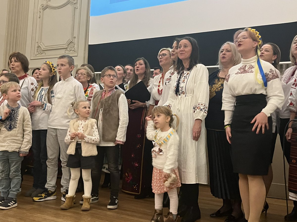 Morlet78100's tweet photo. Retour sur la Journée Ukrainienne du 10/12 à St Germain en Laye. Grand succès du marché de Noël et repas spectacle impressionnant. https://t.co/D6luvaFJsM