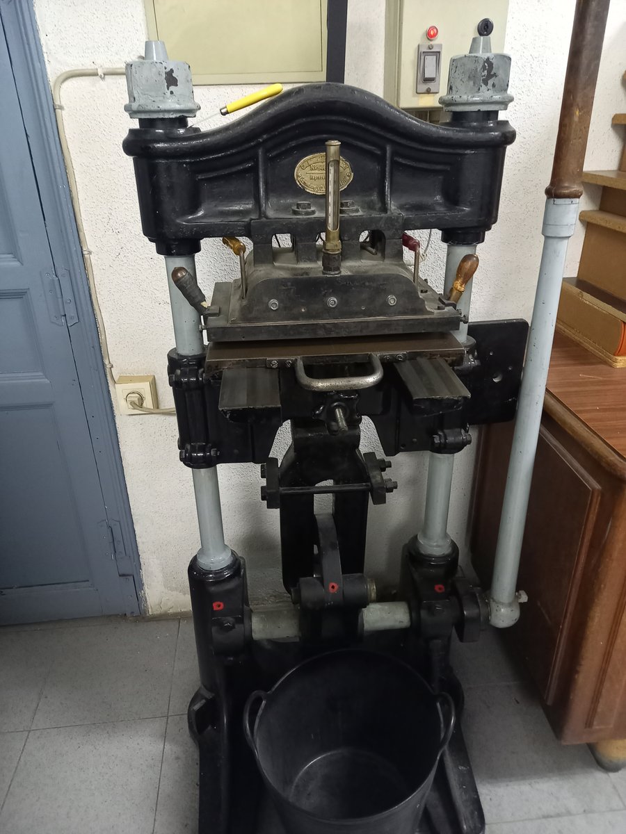 Siemamadencanto's tweet photo. #Buenosdias twitteros. Hoy os dejo la historia de uno de los #comercioscentenarios con más encanto de #Madrid, donde ambientarnos en el trabajo artesanal de la #encuadernacion en #Amillo. https://t.co/EvBawXPegT @ArteEnMadrid @Investigart @alquicel @ImagenxlaHistor @madrida360 https://t.co/iU9T2Zp8Hp