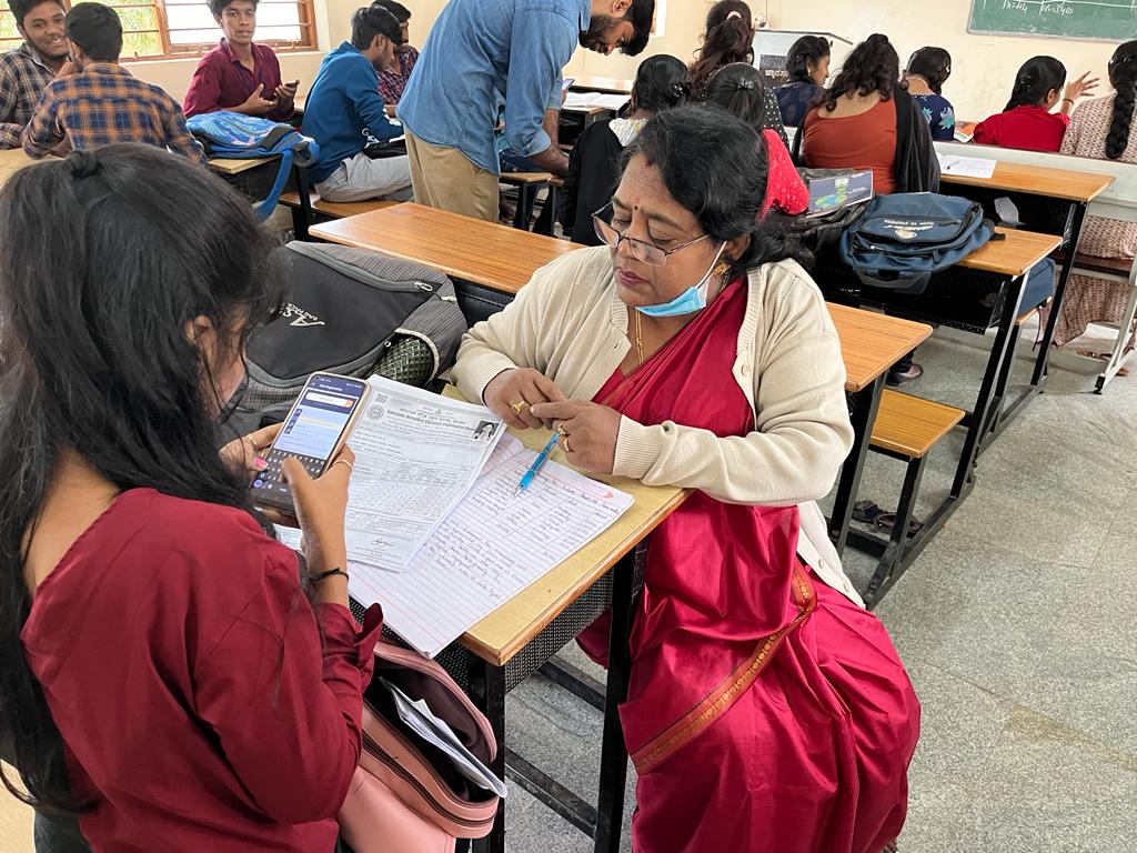 MarketDC2's tweet photo. ದಿನಾಂಕ 14.12.22ರಂದು ಸಹಾಯಕ ಮತದಾರರ ನೋಂದಣಾಧಿಕಾರಿ, ಬೊಮ್ಮನಹಳ್ಳಿರವರು ತಮ್ಮ ವಿಧಾನಸಭಾ ಕ್ಷೇತ್ರದ ವ್ಯಾಪ್ತಿಯ ಸರ್ಕಾರಿ ಪ್ರಥಮದರ್ಜೆ ಕಾಲೇಜು ಇಲ್ಲಿಗೆ ಭೇಟಿ ನೀಡಿ ಯುವ ಮತದಾರರ ನೋಂದಾವಣೆ ಮತದಾನದ ಬಗ್ಗೆ ಅರಿವು ಮತ್ತು ಜಾಗೃತಿ ಮೂಡಿಸಿದರು. 
#sveep #bbmp 
@ceo_karnataka @ECISVEEP https://t.co/hVPoW5u4sz