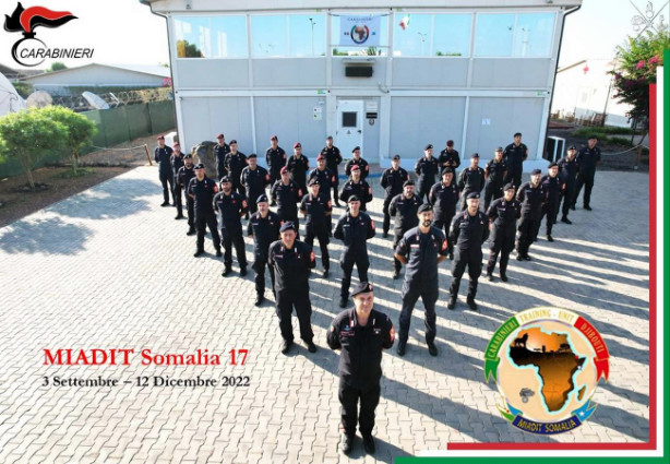 SM_Difesa's tweet photo. Dopo 12 settimane di intenso addestramento alle Polizie somale e gibutiane, i #Carabinieri terminano la missione #MIADIT 17
Dal 2013 l’Arma dei @_Carabinieri_  ha addestrato in #Somalia oltre 6500 operatori di Polizia

➡https://t.co/XzBlNWxAW3

#ForzeArmate🇮🇹
#UnaForzaperIlPaese https://t.co/U8ZXVhcapx