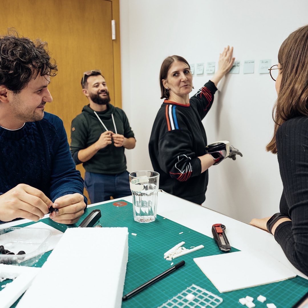 Projekte | Wie können wir ermöglichen  Touchscreens mit #Sehbehinderung nutzbarer zu machen? 

1. Eine Folie in die kleine Knöpfe geschoben werden und die über den #Touchscreen gehalten werden kann. 
2. Ein Prototyp eines Handschuhs, der den Text darunter vorliest.
#hilfsmittel