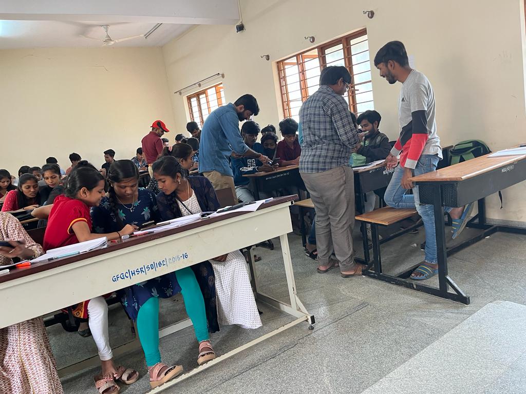 MarketDC2's tweet photo. ದಿನಾಂಕ 14.12.22ರಂದು ಸಹಾಯಕ ಮತದಾರರ ನೋಂದಣಾಧಿಕಾರಿ, ಬೊಮ್ಮನಹಳ್ಳಿರವರು ತಮ್ಮ ವಿಧಾನಸಭಾ ಕ್ಷೇತ್ರದ ವ್ಯಾಪ್ತಿಯ ಸರ್ಕಾರಿ ಪ್ರಥಮದರ್ಜೆ ಕಾಲೇಜು ಇಲ್ಲಿಗೆ ಭೇಟಿ ನೀಡಿ ಯುವ ಮತದಾರರ ನೋಂದಾವಣೆ ಮತದಾನದ ಬಗ್ಗೆ ಅರಿವು ಮತ್ತು ಜಾಗೃತಿ ಮೂಡಿಸಿದರು. 
#sveep #bbmp 
@ceo_karnataka @ECISVEEP https://t.co/hVPoW5u4sz