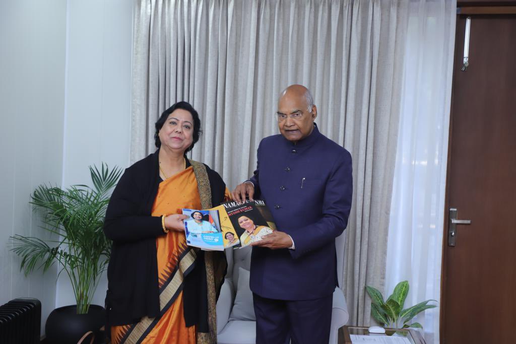 Samarth_Kulsh's tweet photo. Smt. Santosh Kumar Presenting India Calling  22 Table book to celebrate Azadi ka Amrit Mahotsav to Former President of India Shri. Ram Nath Kovind.

#MAFS @ramnathkovind https://t.co/aidJLl1CVW