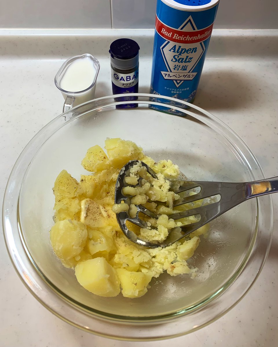J_grandiflorum's tweet photo. 紫キャベツとリンゴと玉ねぎを炒め、ワインビネガーやスパイス等を使い蒸し煮にしました。ドイツの「アプフェルロートコール」を意識して … 。それとマッシュポテトも作りましたよ。今日のお夕飯の路線はドイツ🇩🇪です。
#Apfelrotkohl #Kartoffelpüree https://t.co/Z81Y8JghJR
