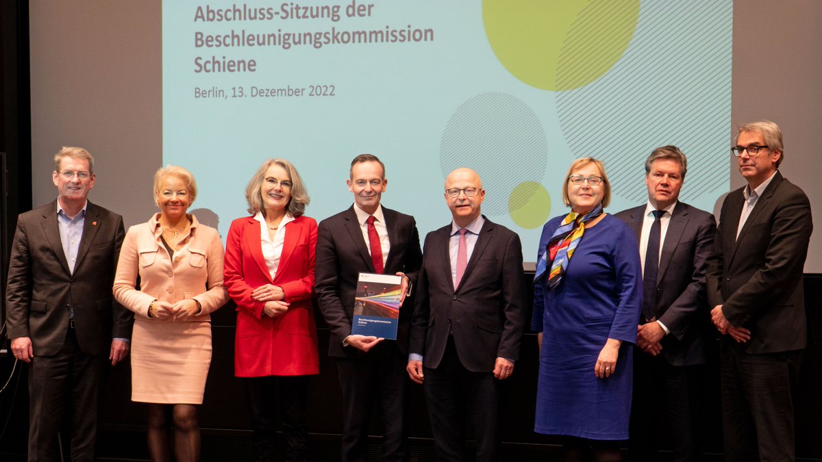 VCD (@vcdev) on Twitter photo "Volker <a href="/Wissing/">Volker Wissing</a> muss vorlegen, und zwar zügig. Der Zeitplan für @bmdv und Bundestag ist klar. Es gibt keine Ausreden mehr – Zeit zu handeln!", kommentiert <a href="/KerstinHaarmann/">Kerstin Haarmann</a>, VCD-Chefin & Mitglied der #Beschleunigungskommission Schiene den Abschlussbericht.
vcd.org/service/presse… "Volker <a href="/Wissing/">Volker Wissing</a> muss vorlegen, und zwar zügig. Der Zeitplan für @bmdv und Bundestag ist klar. Es gibt keine Ausreden mehr – Zeit zu handeln!", kommentiert <a href="/KerstinHaarmann/">Kerstin Haarmann</a>, VCD-Chefin & Mitglied der #Beschleunigungskommission Schiene den Abschlussbericht.
vcd.org/service/presse…