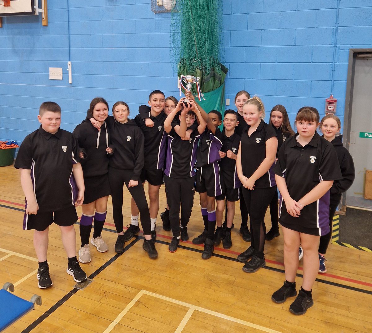 ParksideCulling's tweet photo. Great game of 'Aussie Relay' yesterday with Y7. Team 'non-bibs' came out on top! Think they need a bit of work on their team name 🤔
#ParksidePE
#Teamwork
#PEisFUN https://t.co/YNyfSCrYOJ