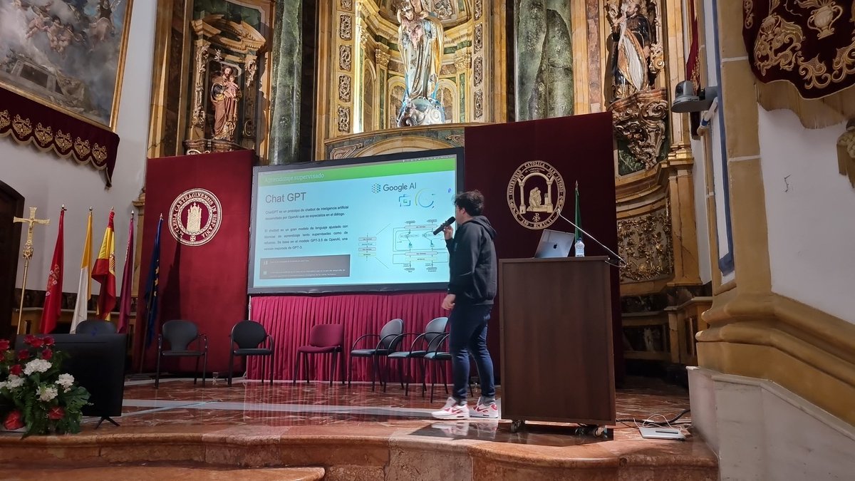 En el magnífico entorno del Monasterio de los Jeronimos, sede de la <a href="/UCAM/">UCAM Universidad</a> en #Murcia, hoy se celebra el #DevFest #Murcia gdg.community.dev/events/details… <a href="/moisipm/">Moisés M. Martínez (at home 🏡)</a> <a href="/GoogleDevExpert/">@GoogleDevExpert</a> en #InteligenciaArtificial da su keynote después de la presentación de <a href="/IreneRuizPozo/">Irene Ruiz</a> y los GDG locales