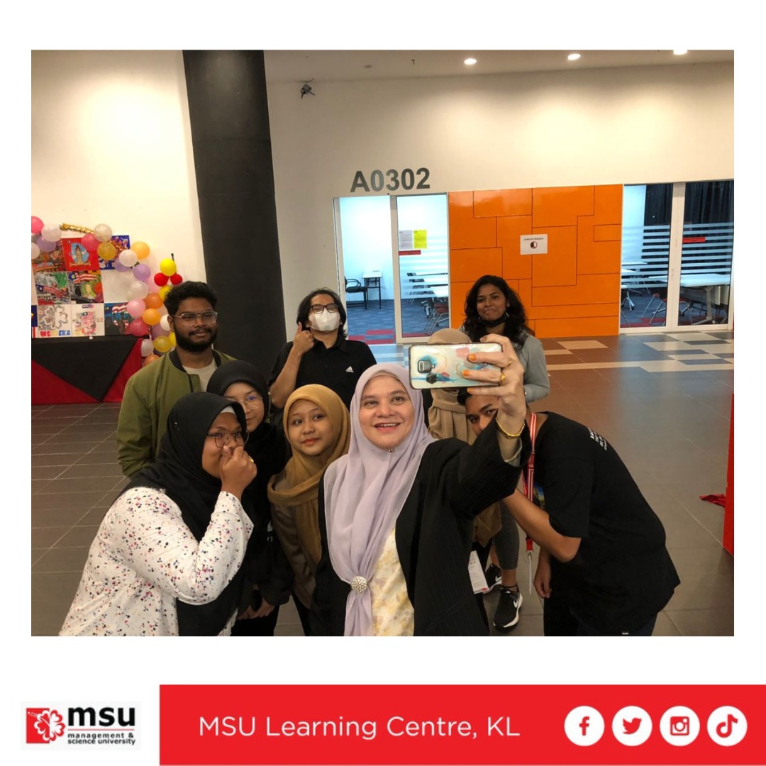 MSULCKL's tweet photo. A moment with our Director, Pn Norlina bt Arshad 🌹🌹
Welcome to our new #MSUrians!
#time4MLC
#positivemindset❤️
#careergoals
#MSUMalaysia🌺 https://t.co/Iw5b3EySOl