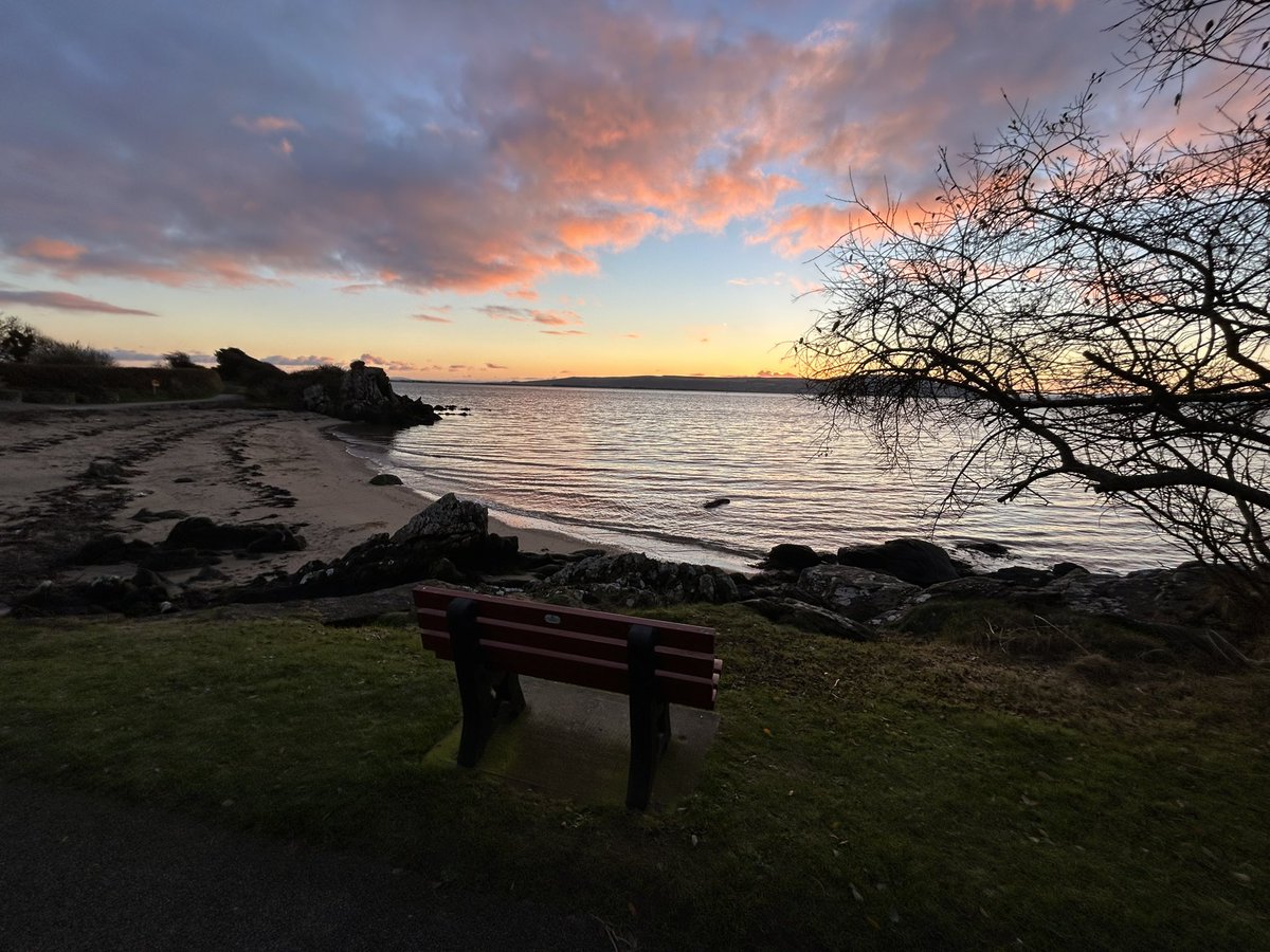 Liam_Skelly's tweet photo. We had it all on #MovilleShoreWalk this morning Sunrise, Rainbow &amp; our resident Grey Heron George warming up before breakfast. @wildatlanticway  @MMaryMcKenna @deric_tv @bbcniweather @Visit_Inishowen #seabirds https://t.co/cphXSIIbHr