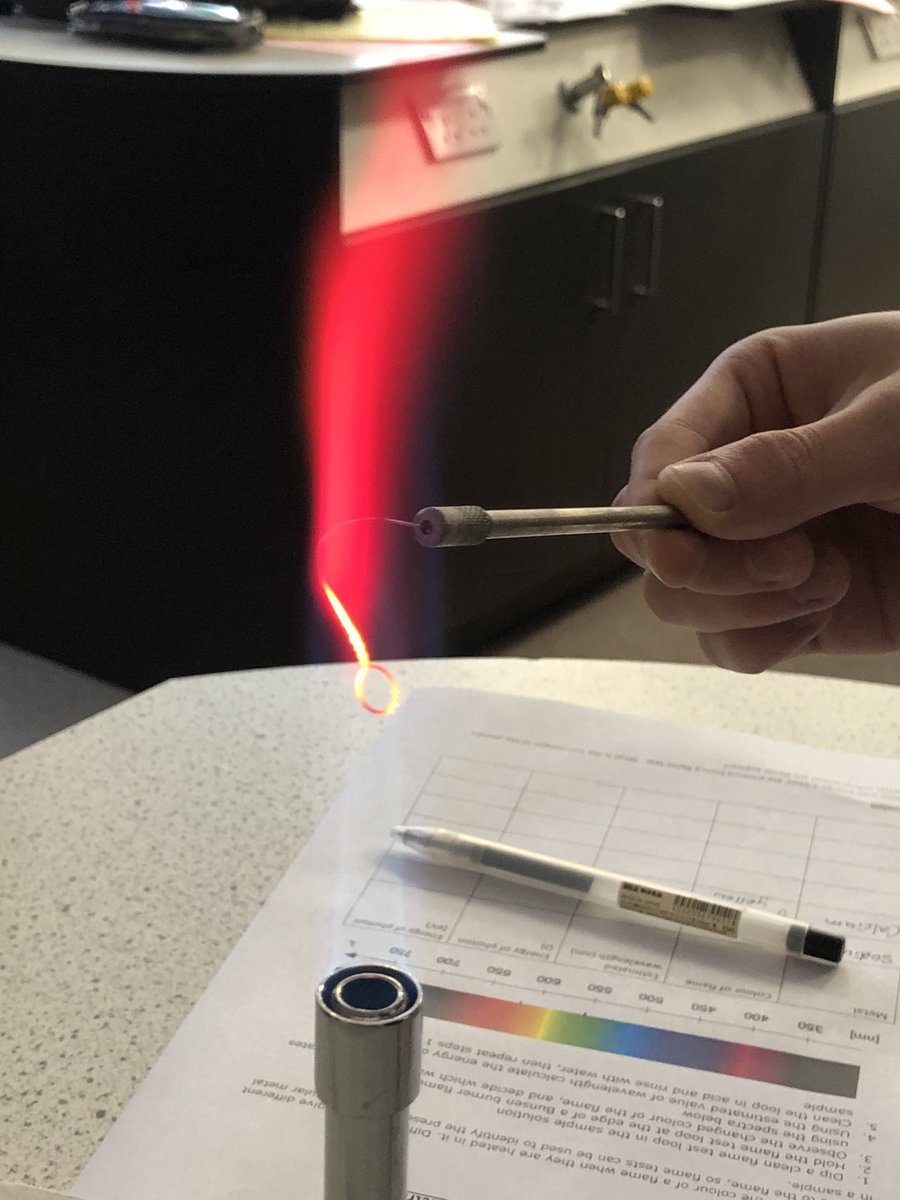 TGAS_Science's tweet image. Using flame tests to learn about emission spectra #physics #excitation