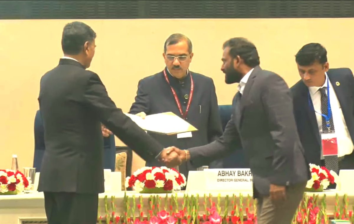 SatishGudipaka1's tweet photo. #HeartyCongratulationsAnna 💐🙏🏻For receiving the Award in 32nd National Energy Conservation Week in #NewDelhi 🏆 🌱

#ECDay #TelanganaModel

@KTRTRS @ysathishreddy https://t.co/eB0W5fhpnd