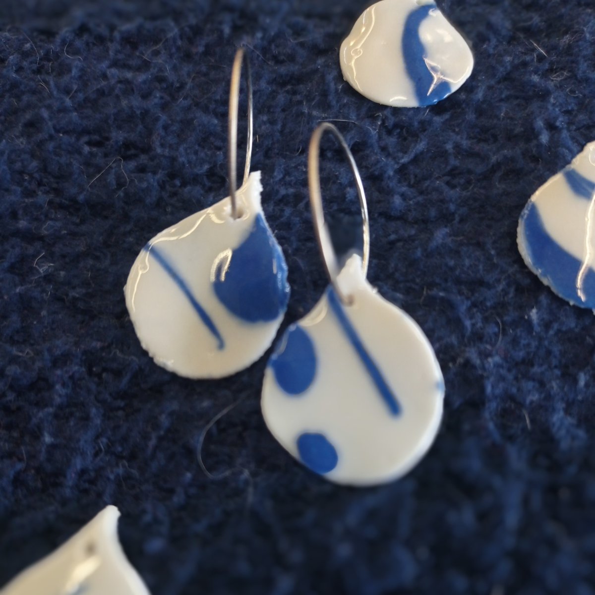 A l'Escola de Ceràmica no només fem cursos de Ceràmica, també fem cursos de Joieria a la Cera perduda i Joieria amb Ceràmica. Anima't!

#escolaceramicaesplugues #escoladibuixesplugues #joieriaartesanal #joiesdeporcellana #baixllobregat #joieriaceràmica