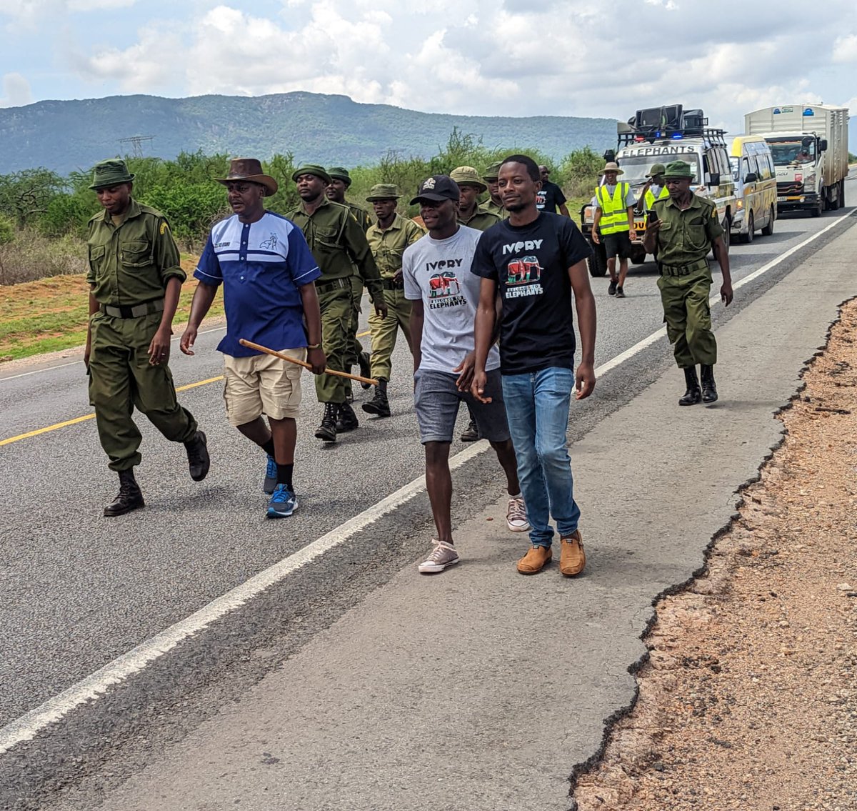 NyamuJim's tweet photo. People refer to me as 'The Elephant Man' due to my campaign which involves raising awareness on the plight of Elephants directly relating to wildlife conservation and habitat restoration through advocacy.@PeninaMalonza #IvoryBelongsToElephants
#TowardsANewConservationModel https://t.co/tID7xwkWL5