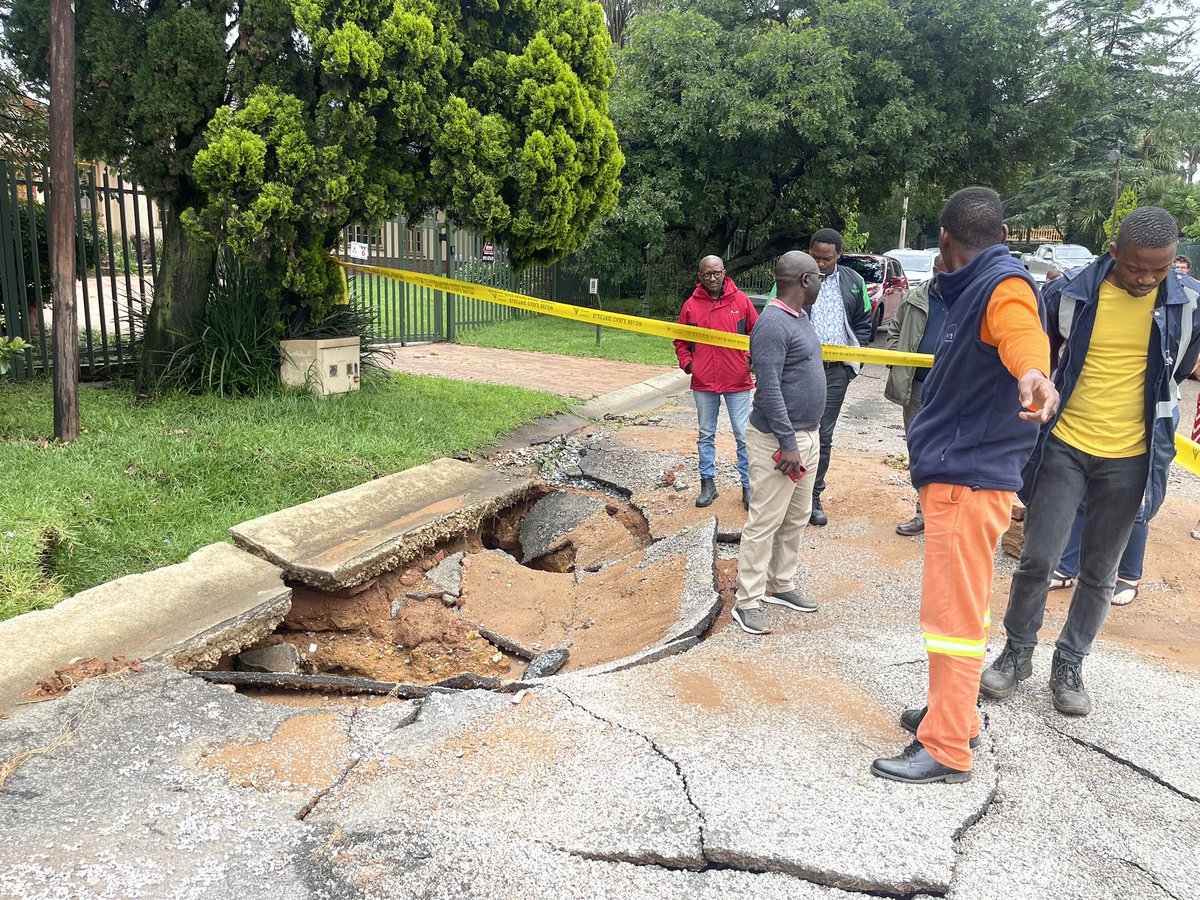 CarinvdS's tweet photo. Visiting Bert Close/Grosskopf Street, Helderkruin -Ward 85 CoJ @Funzi_Ngobeni @EsmieLieb @majoy9595 @ActionSA_JHB @rodney_rnp @Elmari @HermanMashaba https://t.co/Lj4xRI3FlL