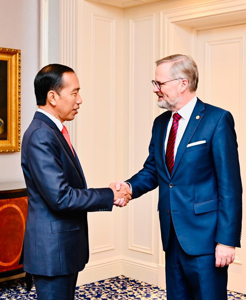 jokowi's tweet photo. Pertemuan bilateral dengan Perdana Menteri Republik Ceko Petr Fiala di Hotel Steigenberger Wiltcher’s, Brussels, hari ini. Dalam pertemuan itu, saya menyampaikan beberapa isu yaitu kerja sama ekonomi, pertahanan dan industri strategis, dan kerja sama Indo-Pasifik. https://t.co/2PrRJvvQCm