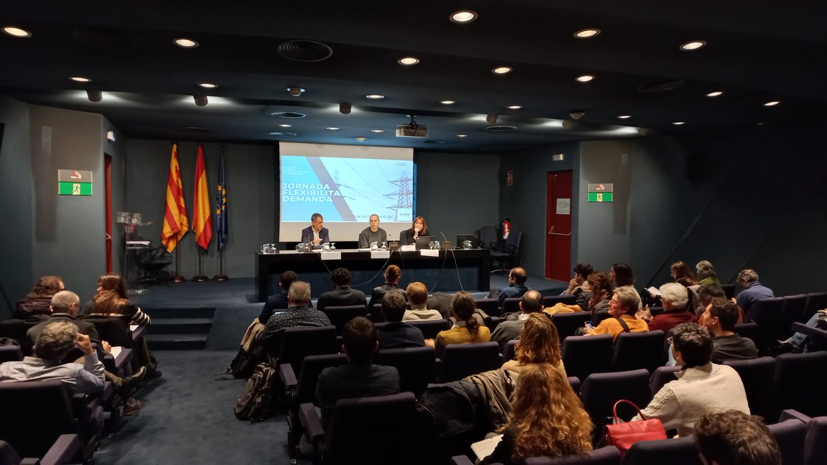 clusterEE's tweet photo. 🟢 La jornada sobre flexibilitat del @clusterEE i l'@sostAMB va reunir ahir més de 150 professionals del sector #energia!

L'acte impulsat pel GT de Flexibilitat del #CEEC va servir per donar a conèixer i impulsar encara més aquest àmbit.

📰+Info: https://t.co/ge4Hhxk9SW https://t.co/ezjPmkgm1u