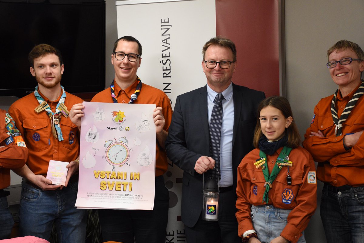 Luč miru iz Betlehema so skavtinje in skavti prinesli tudi na URSZR.🕯️ “Vaš plamen je prvotno poslanstvo varnosti” je ob zahvali dejal v.d. GD Leon Behin.