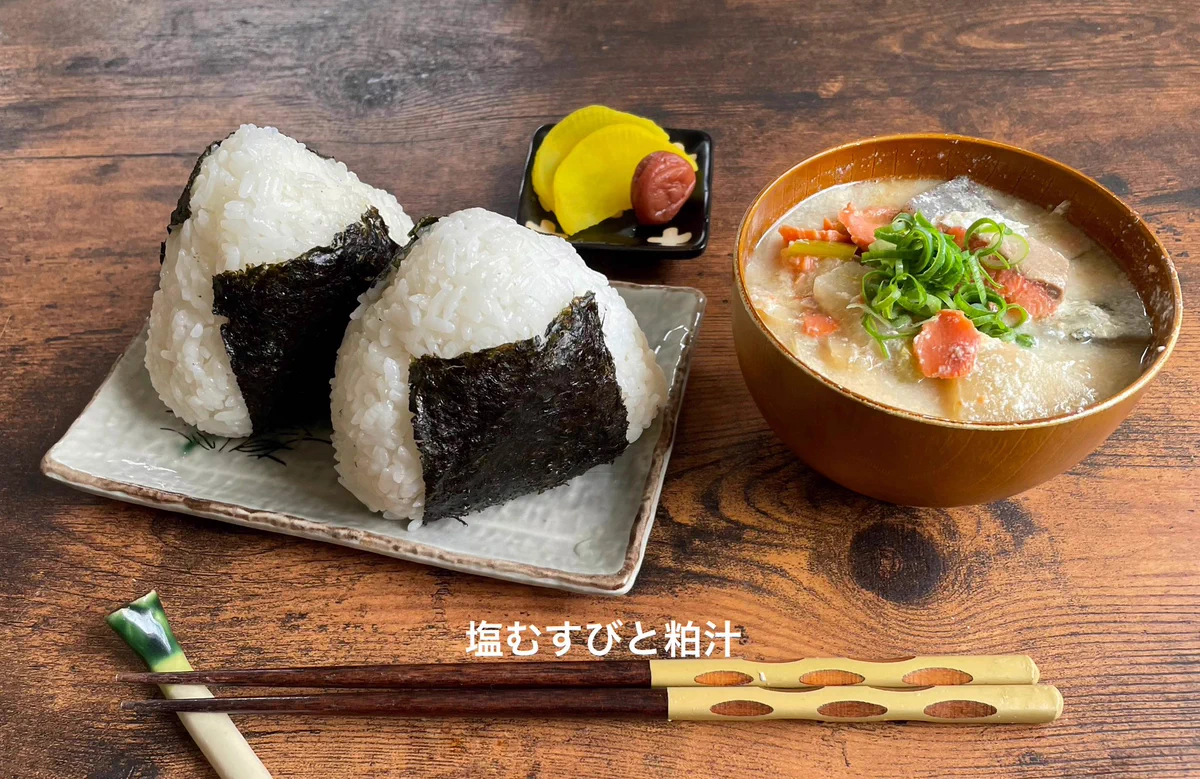 メニューに困った時はこれ！おにぎりと具沢山のお汁はいかが？