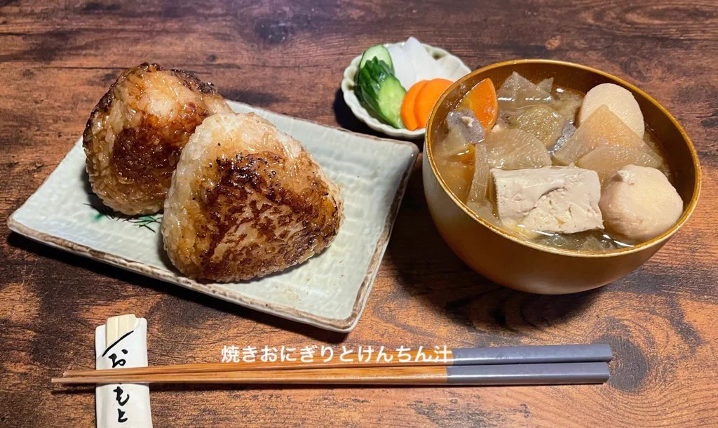 メニューに困った時はこれ！おにぎりと具沢山のお汁はいかが？