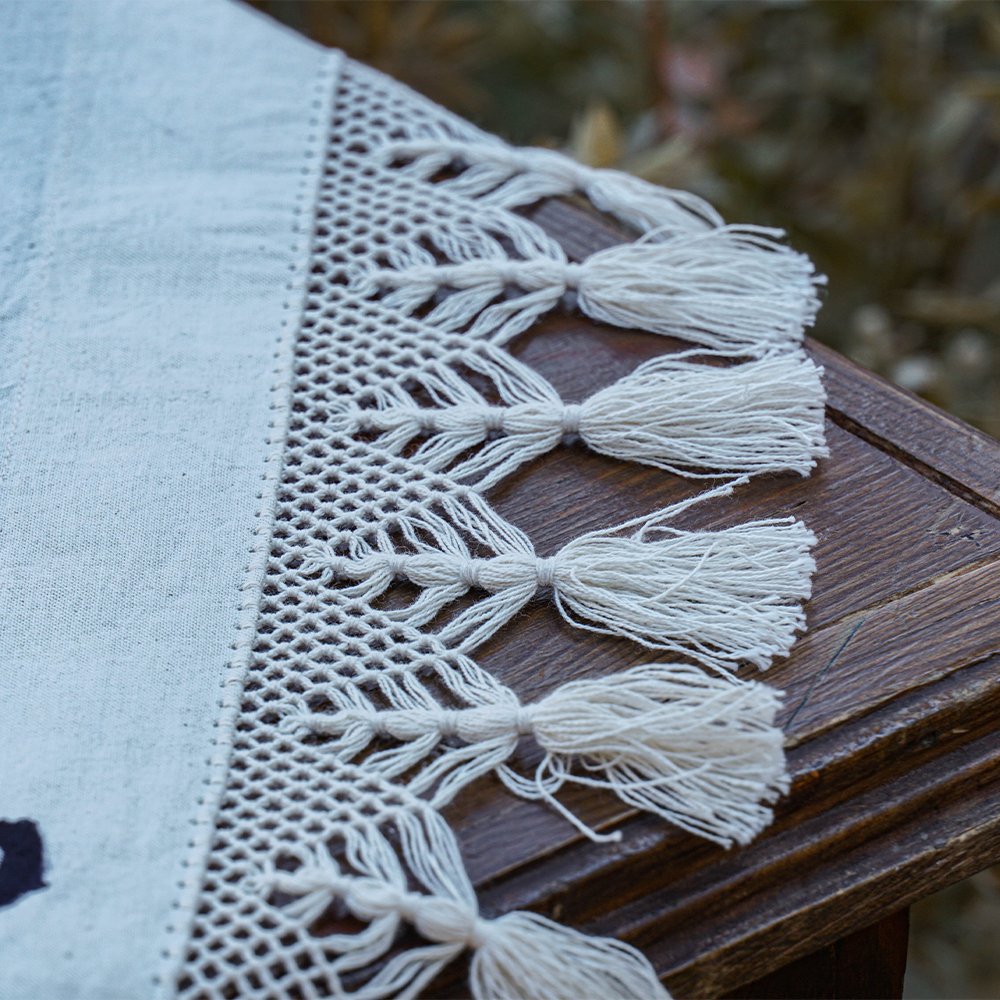 TAŞ BASKI KARE MASA ÖRTÜSÜ

Tamamen geleneksel yöntemlerle ve kendi motiflerimizi kullanarak modern tasarımlar yapıyoruz. 
Kastamonu taş baskı taş ile yapılan bir baskı değildir. 

🌐 kastamonudogal.com