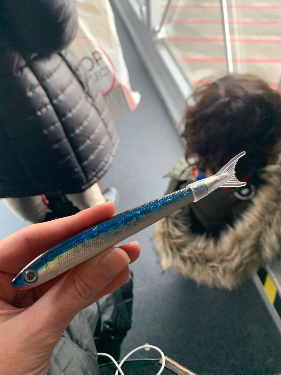 Noval33t's tweet image. se me ha caìdo la capucha-cola de mi boli y un niño me la ha devuelto y se ha quedado obviamente fascinado con sardinilla y con una ilusiòn extrema en los ojos me dice "me lo das?" y he dudado una milèsima de segundo antes de responder un absoluto y rotundo "no"