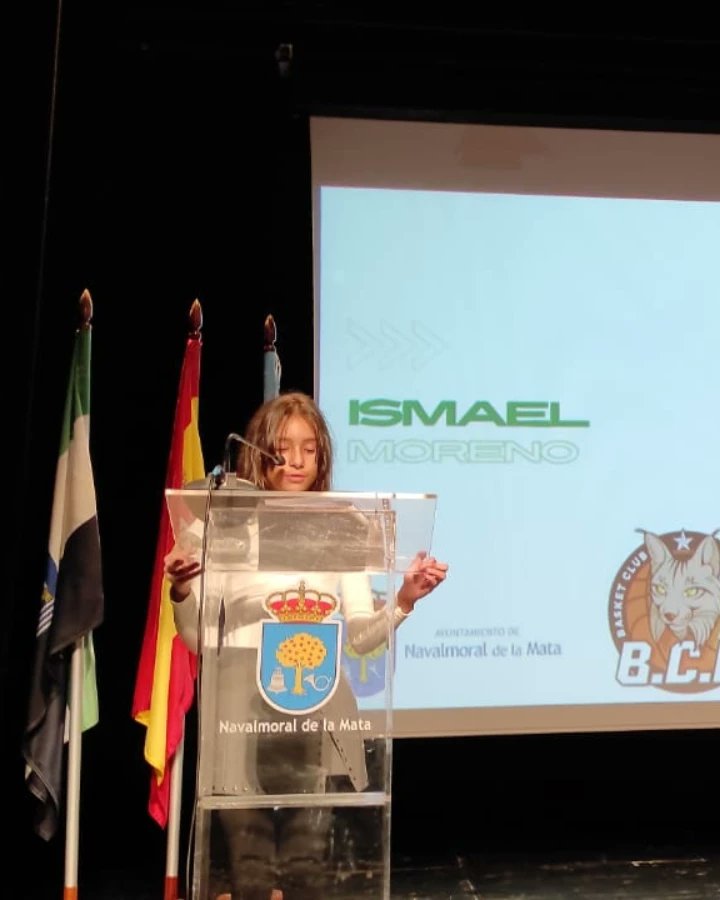 IMorenoMartin's tweet photo. Recibir un reconocimiento siempre es motivo de orgullo y más aún si quien lo recoge en mi nombre es mi hija.

Gracias al
@ayto_navalmoral, concejalia de deportes y a todos los que se acordaron de mí dedicándome unas palabras cuando recogían sus respectivos premios. https://t.co/p1IzGa2hlb