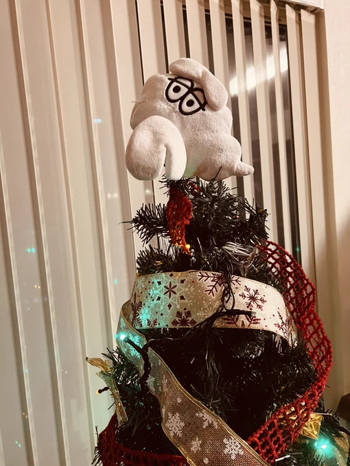 うちのクリスマスツリーは星がどっかにいったので、くもじいを突き刺している 