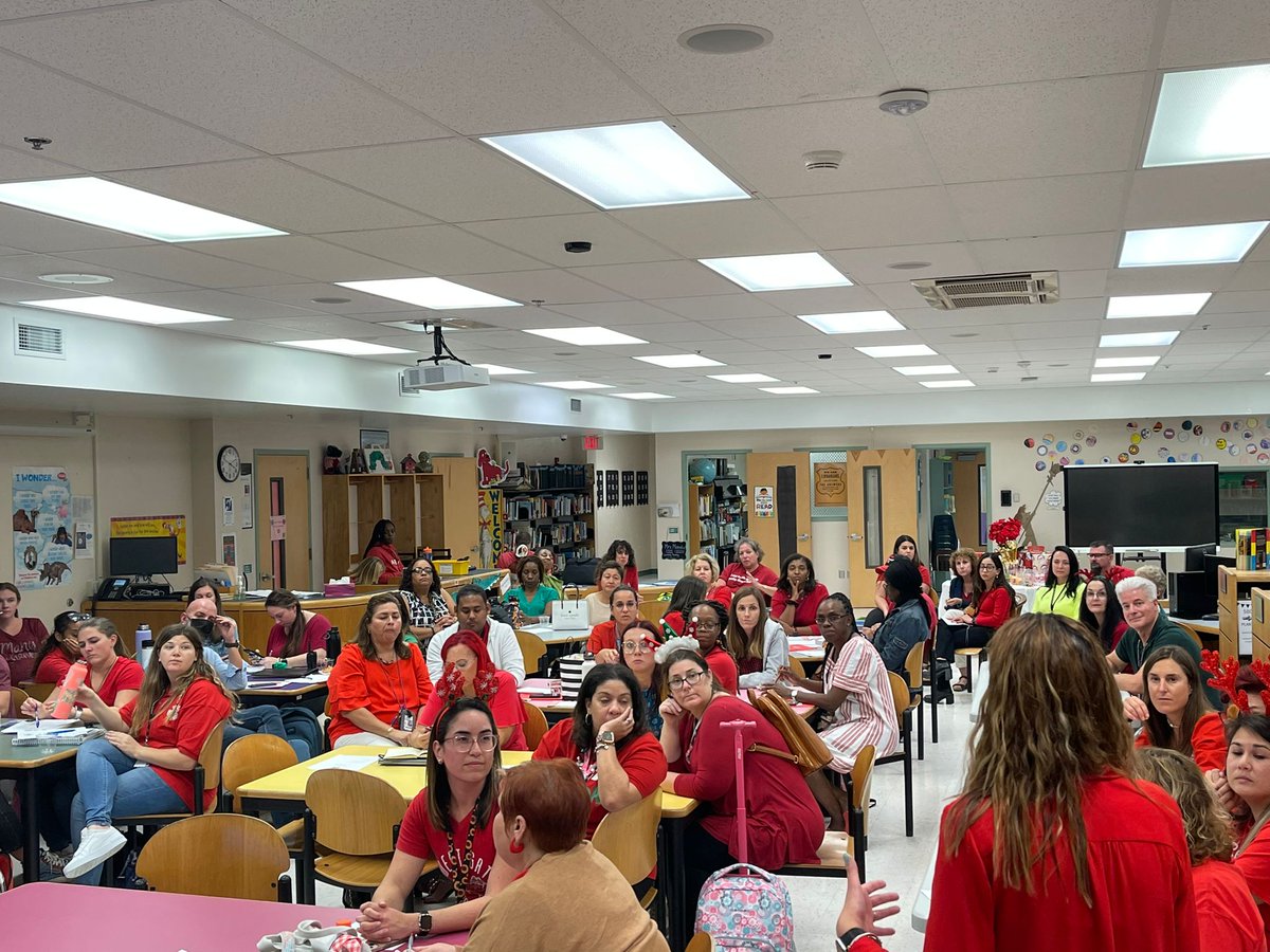 SFigueroaCouto's tweet photo. When faculty meetings are more than that...#schoolfamily #snackbar4U #Gatorstogether π€π―ππ @Claudia_PBC @WGEGators @LVargasPBCSD @jennsandersusa https://t.co/k9v0xZLPWO