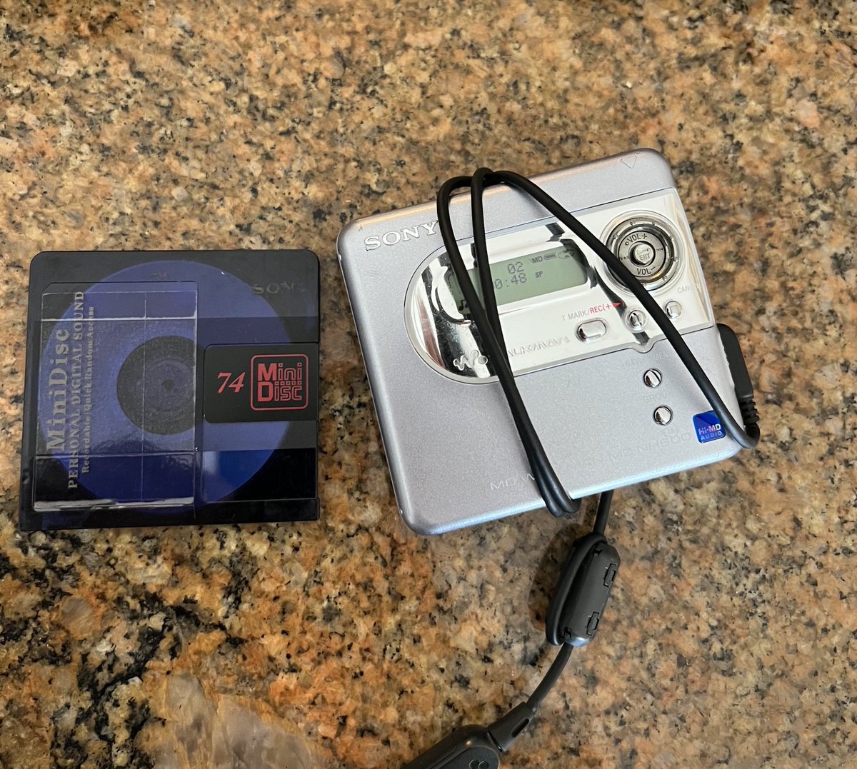 MEMORYLOST731's tweet photo. Age check .
(Hint: the one on the left is 1/4 century old & still active)
#minidisk https://t.co/KOvDtAPvD0