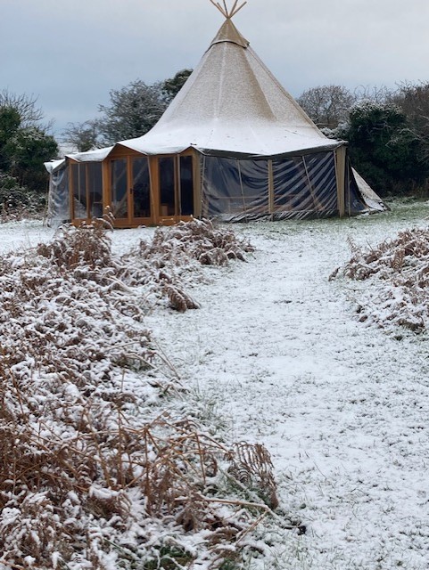 SkyPrimary's tweet photo. Our children will have a wonderful wintery experience today making snow shapes, warming mulled apple juice on the fire and enjoying the Stick Man story. #EdenProject #learningthroughplay #edenschoolsteam #natureinspiredlearning https://t.co/bWIc5b99Y2