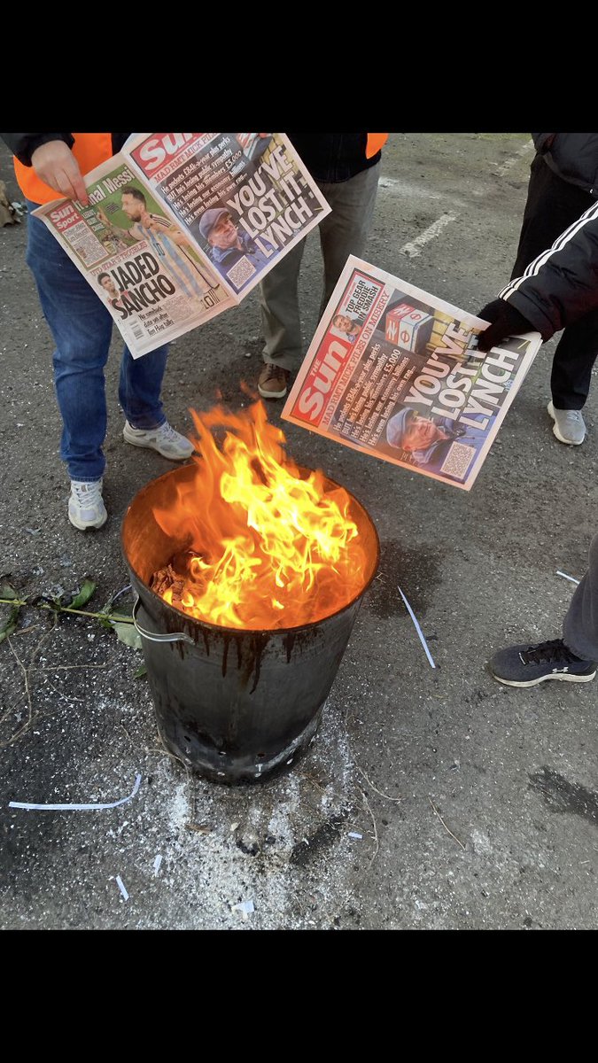 SaundersVincent's tweet photo. @AyoCaesar Keeping us warm. On the rmt picket line https://t.co/R5GLUOa0k4